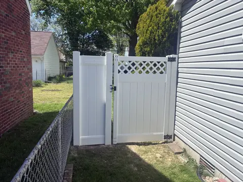 Vinyl privacy fence with lattice above the boards