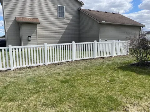 Closed-top vinyl picket fencing