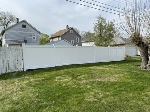 White privacy vinyl fencing