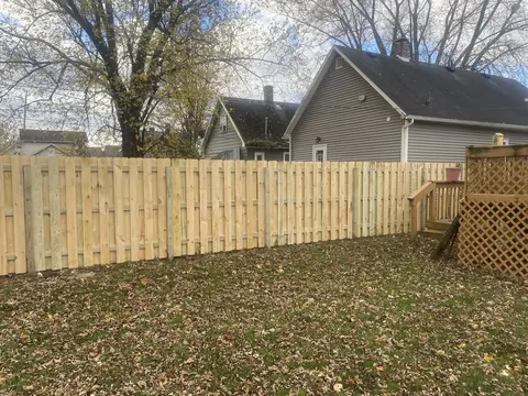 Shadowbox wood fencing