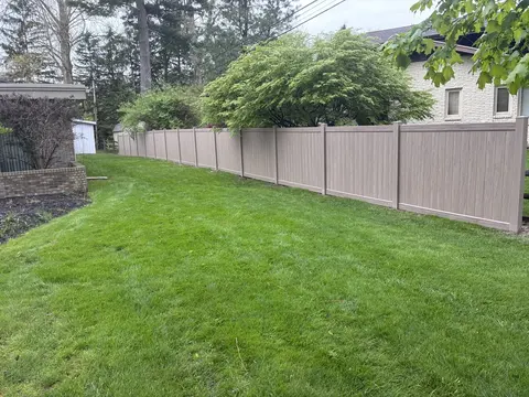 Woodgrain privacy vinyl fencing