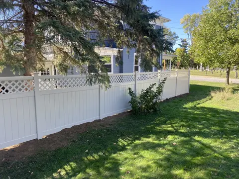 Vinyl privacy fence with lattice above the boards