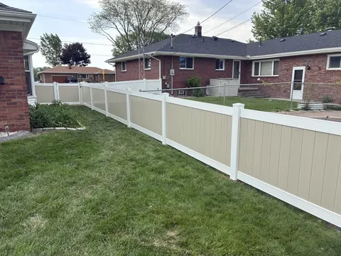 Two-tone vinyl privacy fencing