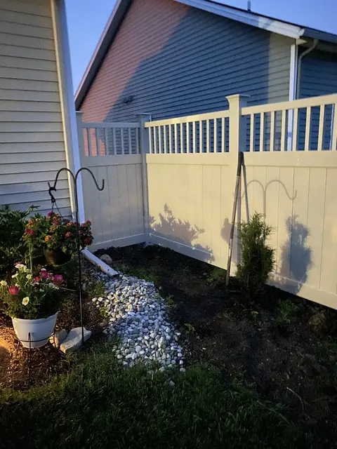Closed-top vinyl picket fencing