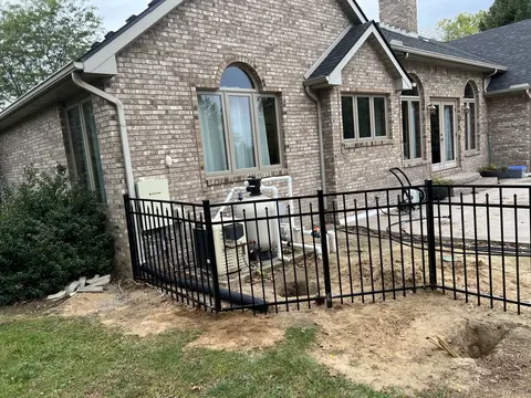Flat-top ornamental metal fencing