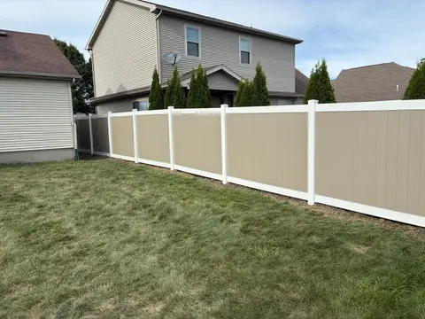 Two-tone vinyl privacy fencing