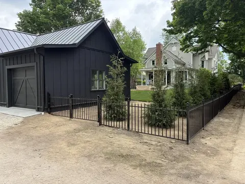 Spear-top ornamental metal fencing