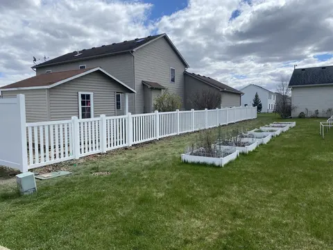 Closed-top vinyl picket fencing