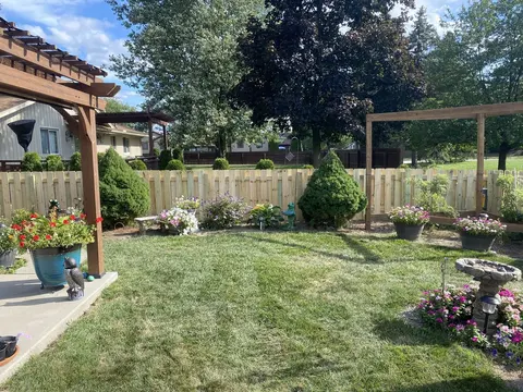 Shadowbox wood fencing
