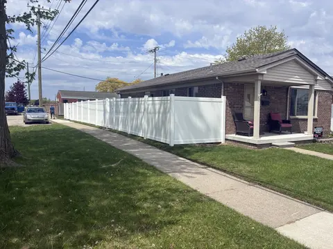 White privacy vinyl fencing