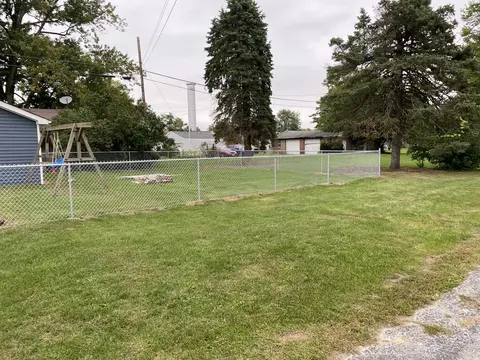 Silver-colored chain-link fencing