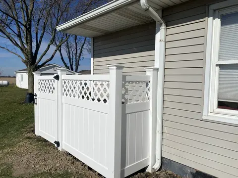 Vinyl privacy fence with lattice above the boards