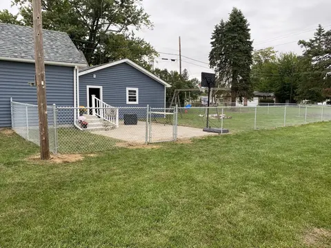 Silver-colored chain-link fencing