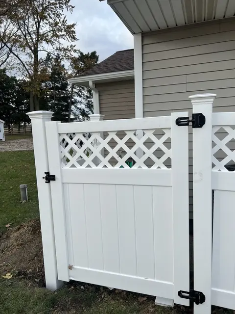 Vinyl privacy fence with lattice above the boards