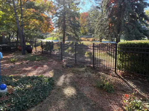 Spear-top ornamental metal fencing
