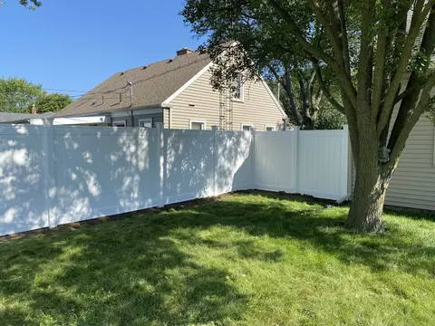 White privacy vinyl fencing