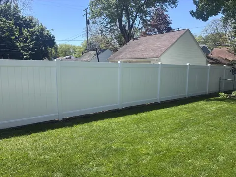 White privacy vinyl fencing