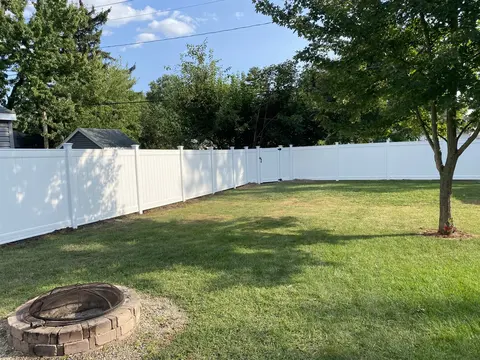 White privacy vinyl fencing