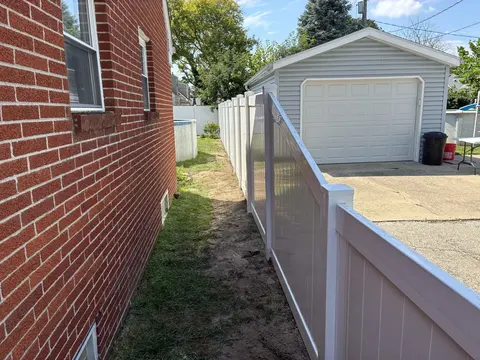 White privacy vinyl fencing
