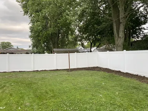 White privacy vinyl fencing