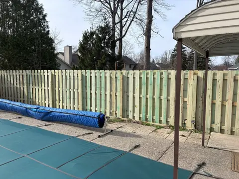 Shadowbox wood fencing