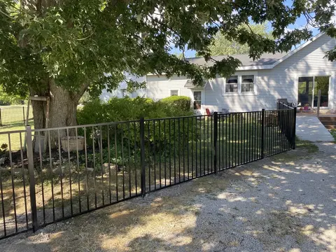 Flat-top ornamental metal fencing